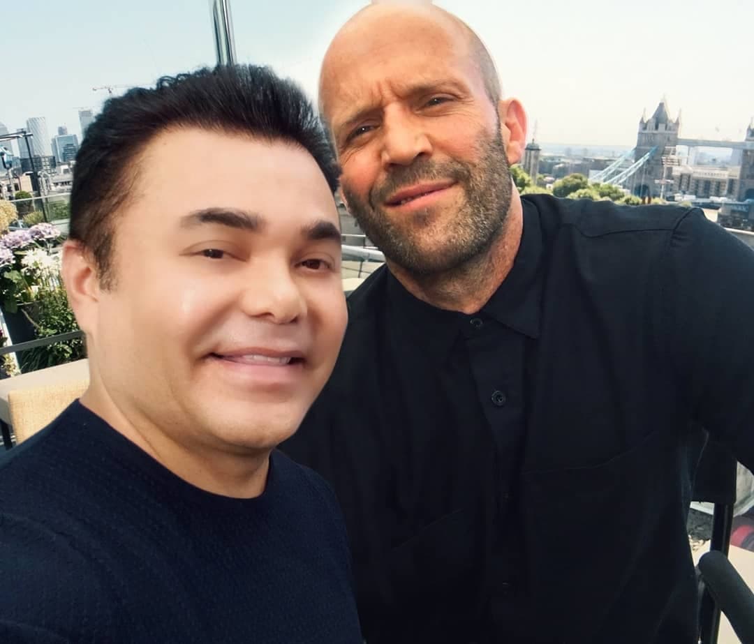 A lo largo de su trayectoria Oscar ha entrevistado diversas personalidades como Salma Hayek y Jason Statham, a quien vemos en la fotografía.