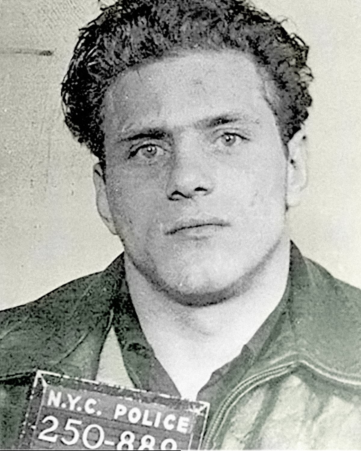 <b>Joe Gallo.</b> Hijo de un contrabandista de licores de Nueva York, nació en Brooklyn en 1929. Fue un mafioso de la ciudad que fue arrestado varias veces hasta que murió en una disputa entre pandillas en 1972.
<br>