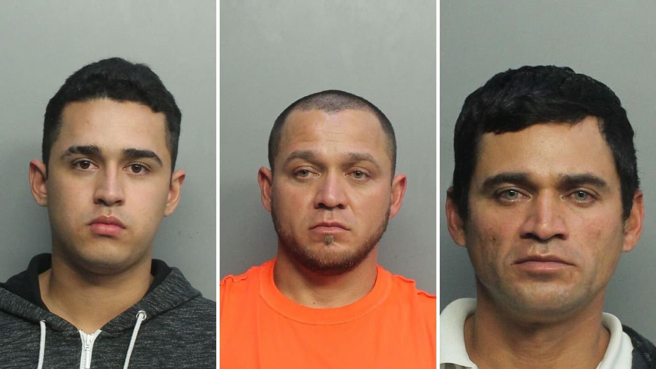 Sergio Alvarado, de 22 años, Edin Alvarado, de 33 años y Dennis Alvarado, de 35 años, fueron arrestados en el condado de Miami Dade en Florida, por el asesinato a puñaladas de Rigoberto Corea, de 40 años, en el restaurante mexicano ‘La Parranda’ en Roswell, Georgia.