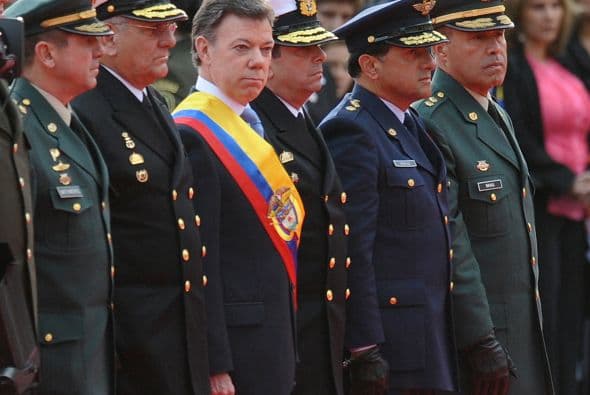 Santos, quien asumió el pasado 7 de agosto en reemplazo de su mentor político Álvaro Uribe, que gobernó durante los últimos ocho años, cuenta con una imagen positiva de 87 por ciento y una esperanza entre 73 por ciento de sus gobernados de que cumplirá sus promesas, según una encuesta del Centro Nacional de Consultoría.