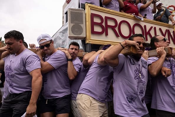 Fuerza muscular y espiritual hacen falta para sobrellevar la pesada carga.