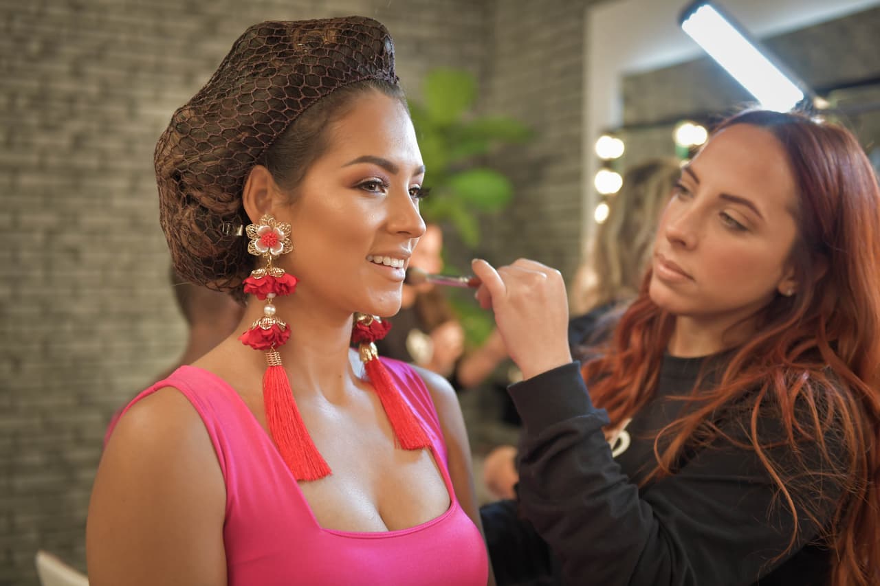 En backstage sobran las redes para el pelo. Te retamos a que nos digas cuántas veces las viste en esta galería.