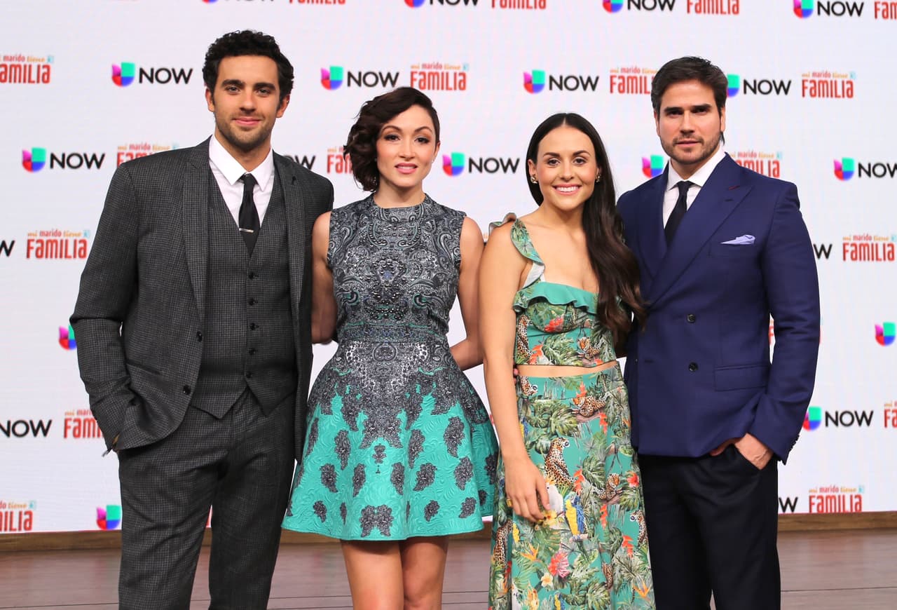 <b><a href="http://www.univision.com/shows/despierta-america/zuria-vega-y-daniel-arenas-hacen-una-gran-labor-en-favor-de-ninos-quemados-gracias-a-su-novela-video">Zuria Vega y Daniel Arenas</a></b> son los protagonistas de 
<b><a href="http://www.univision.com/novelas/mi-marido-tiene-familia">'Mi marido tiene familia'</a></b>, la nueva telenovela de Univision, mientras que 
<b><a href="http://www.univision.com/shows/despierta-america/laura-vignatti-y-jose-pablo-minor-son-la-pareja-mas-dispareja-que-hay-en-mi-marido-tiene-familia-video">José Pablo Minor y Laura Vignatti</a></b> llevan los roles estelares juveniles.