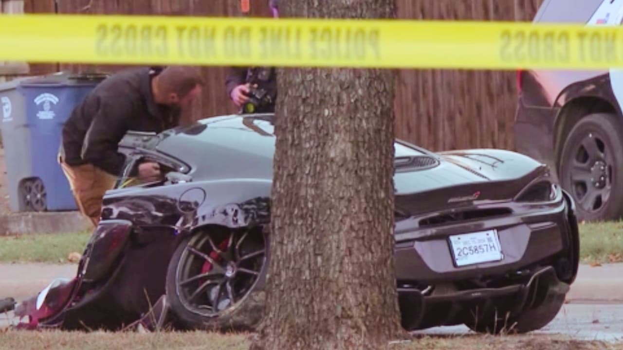 Un segundo vehículo, un Toyota, también se vio involucrado en el accidente. 
<b>La conductora fue llevada al hospital con heridas menores</b>, según la policía de Dallas.