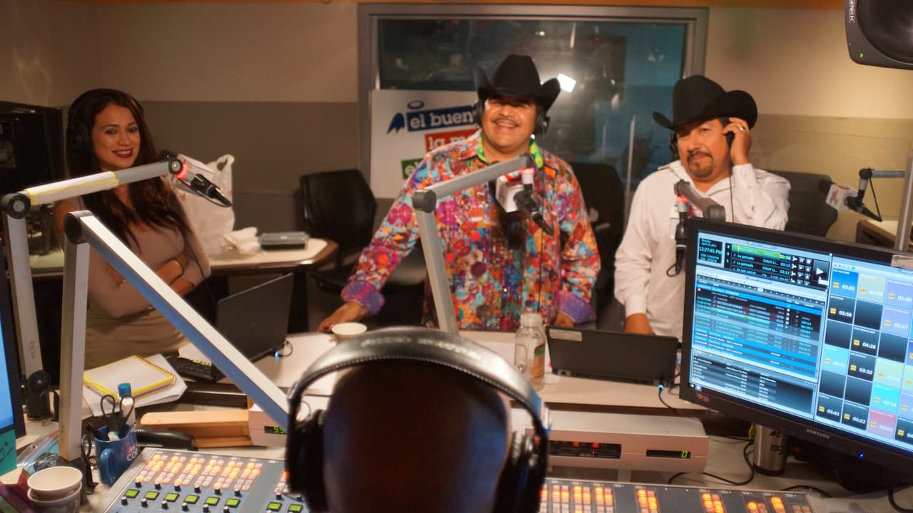 Chuy Lizarraga estreno su canción 'Casada o no' al lado de 'El Bueno, La Mala y El Feo'.