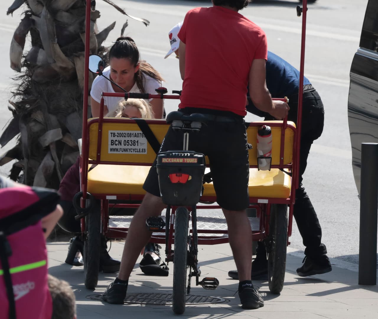 Shakira, con pantalones de cuero en la primera de Barcelona, y una gorra que dice "I love Barcelona".