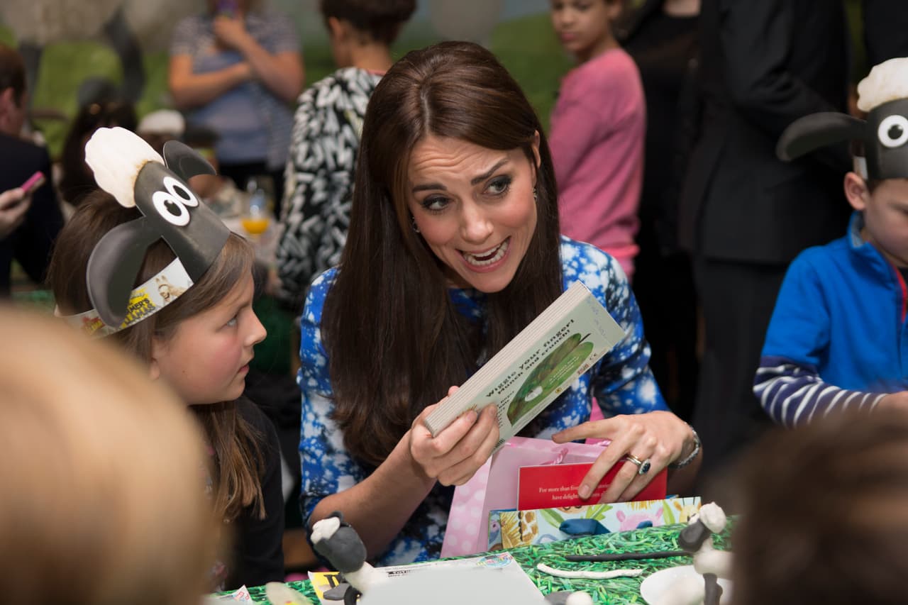 "El palacio de Kensington
<b> <a href="https://www.univision.com/famosos/el-principe-william-y-kate-middleton-como-pocas-veces-los-ves-y-oyes-jugando-con-sus-hijos-en-el-jardin-video" target="_blank">dio un paso muy inusual</a></b> al distanciarse pública y formalmente de las afirmaciones del artículo", escribió el periodista el miércoles 27 de mayo. 
<br>