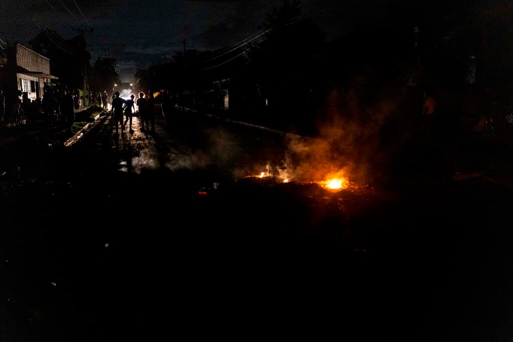 Periodistas de Associated Press vieron grupos manifestándose en al menos cinco puntos de la capital y a las afueras, incluidos los distritos de Barreras y La Gallega, donde los residentes bloquearon las calles con llantas quemadas y basura.