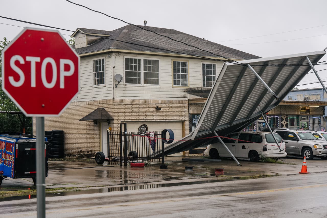 Un techo cuelga de las líneas eléctricas en una calle de Houston, luego del paso de Nicholas el 14 de septiembre.
<br>
<br>A pesar de haberse debilitado, el
<a href="https://www.univision.com/temas/centro-nacional-de-huracanes"> <u>Centro Nacional de Huracanes</u></a> alerta que persiste el riesgo de inundaciones repentinas que afectarían 
<b>zonas de Texas y Louisiana</b>, una región que fue afectada por el
<a href="https://www.univision.com/temas/huracan-harvey"> <u>huracán Harvey</u></a> en 2017.