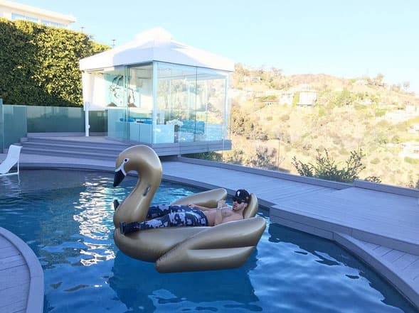 Compartió fotos de sus merecidos descansos, como en su piscina con este gigantesco cisne inflable.
