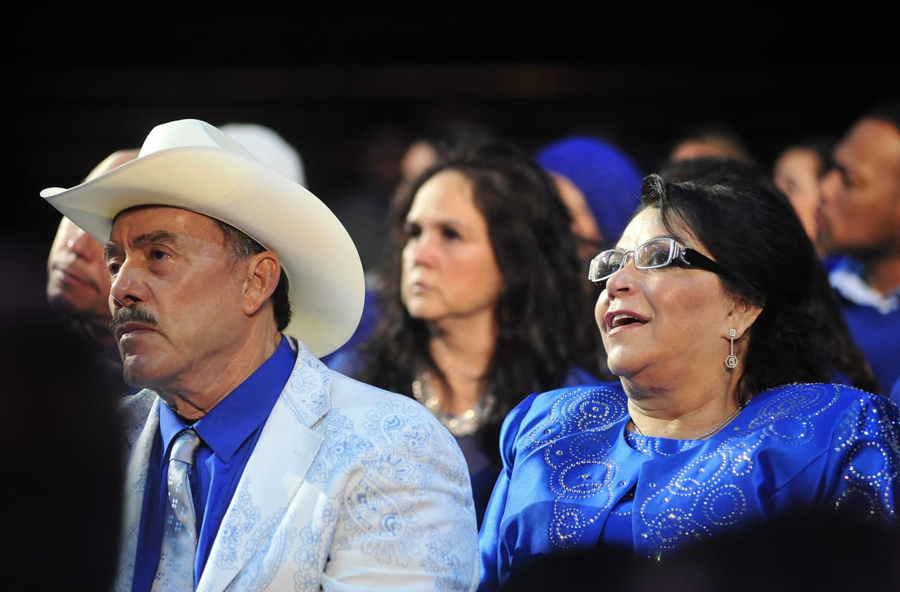 Los papás de Jenni Rivera,
<b><a href="https://www.univision.com/entretenimiento/grafico-el-arbol-genealogico-de-la-familia-rivera" target="_blank">don Pedro y doña Rosa</a></b>, estuvieron casados por 42 años hasta que en 2008 se separaron legalmente.
<br>