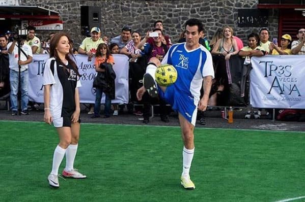 David demostró sus dotes de futbolista, ¿Qué tal esta parada del balón con la pierna?