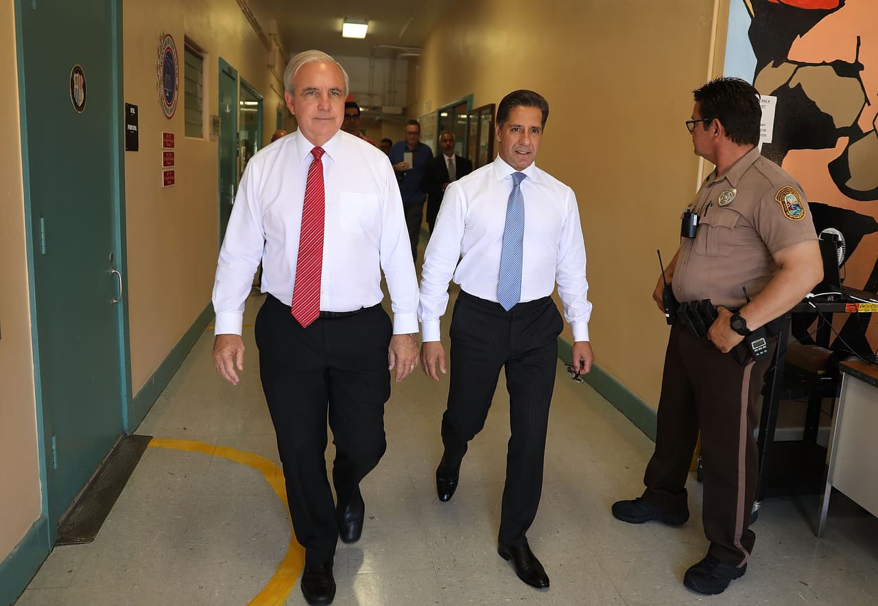 El alcalde Carlos A. Gimenez y el superintendente de las escuelas Alberto Carvalho visitaron una escuela como parte del lanzamiento de nuevas medidas de seguridad.