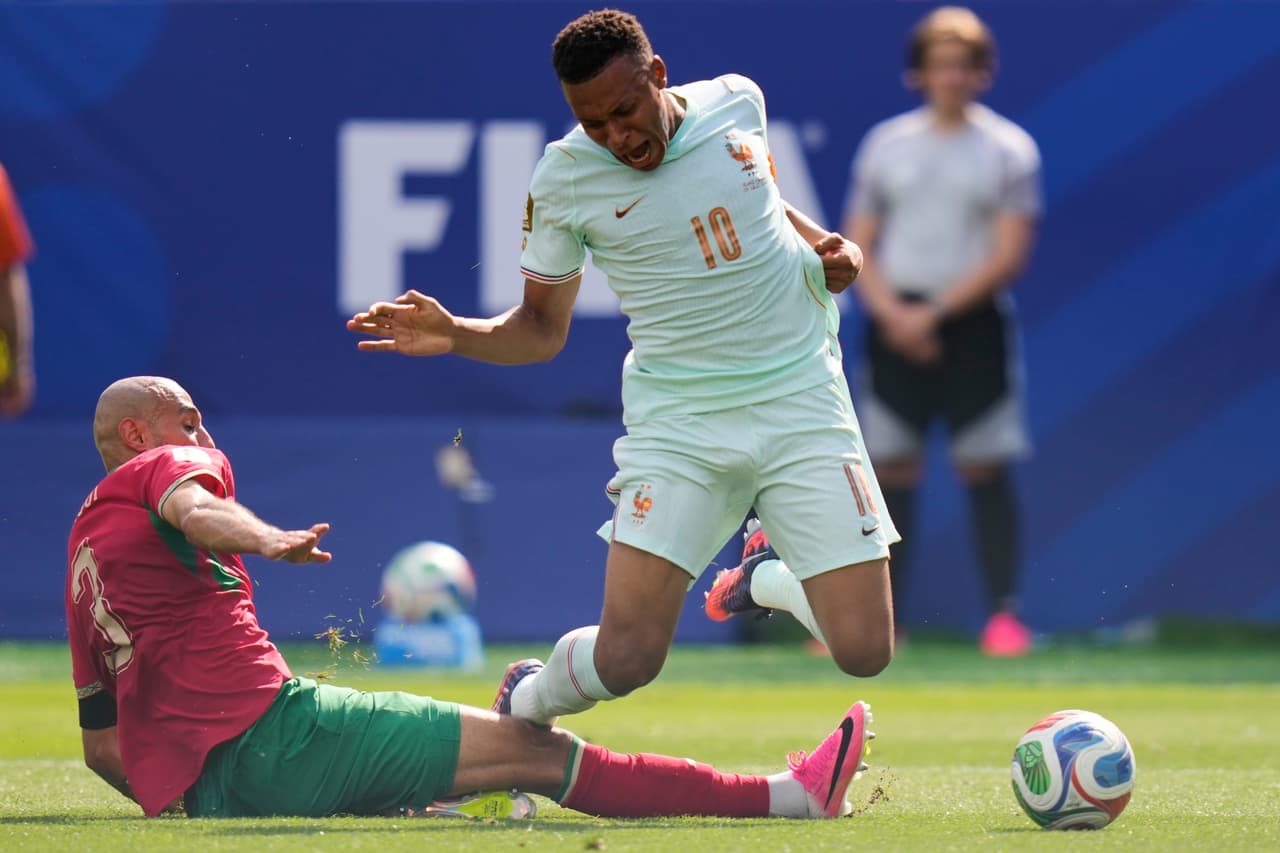 Noussair Mazraoui le hace una falta a Kylian Mbappe.