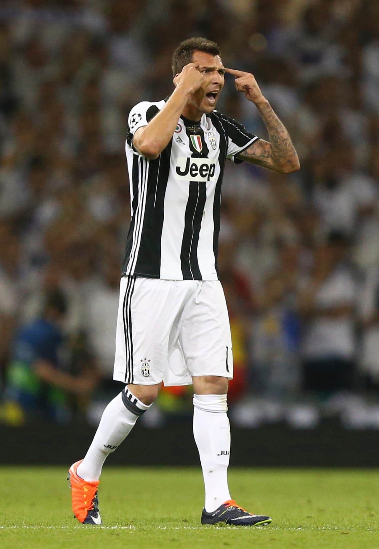 Mandzukic pedía cabeza fría, lo que le faltaría en la segunda parte a la Juventus en busca de mantener el empate y buscar la ventaja.