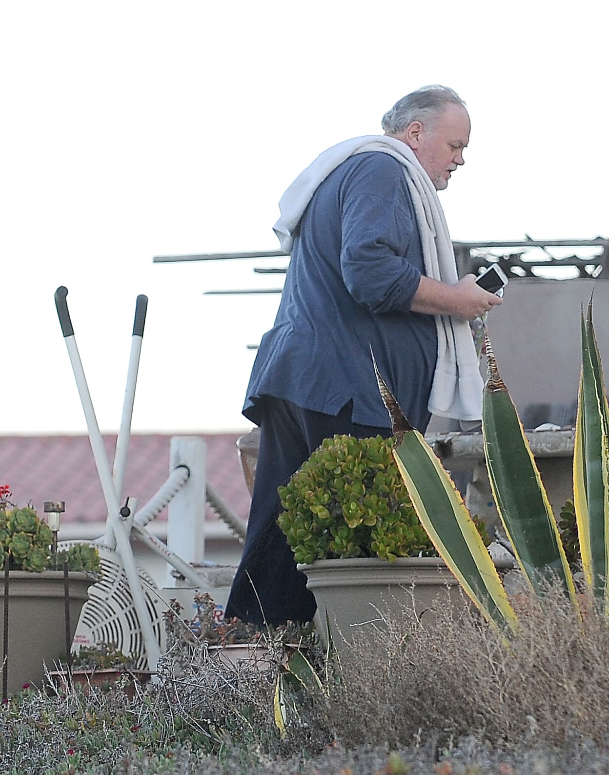 La prensa británica ha pintado al futuro suego del príncipe Harry como un hombre tímido y solitario. Cuando algunos periodistas han abordado a Thomas Markle en México, los ha despachado con un
<b><a href="http://www.latimes.com/local/lanow/la-me-meghan-markle-baja-20180401-story.html">"sin cometarios, chicos. Gracias"</a>. </b>