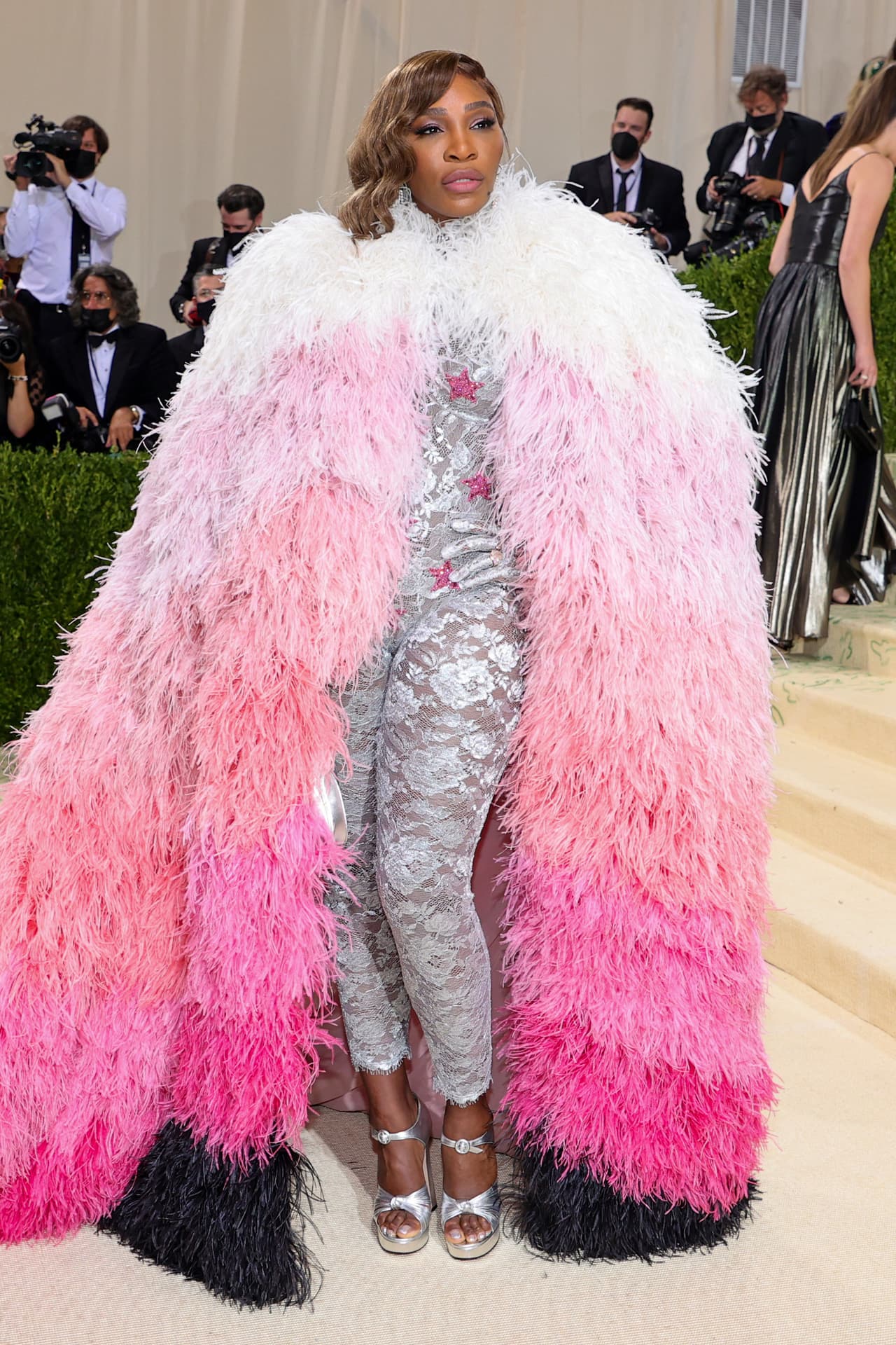 La tenista 
<b>Serena Williams</b> lució un atuendo conformado por un gigantesco abrigo de plumas degradado en tono rosa de Gucci en conjunto con un body de encaje plateado.