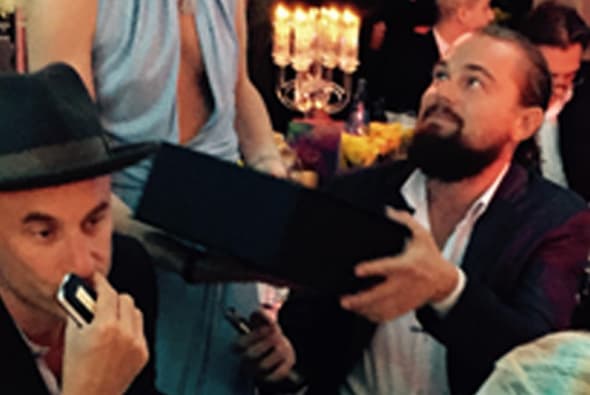 El protagonista de “El Lobo de Wall Street” parecía que cobro un poco de vida con la compra de este caro bolso. Pero en esta ocasión fue por una buena causa y mostró su lado bondadoso.