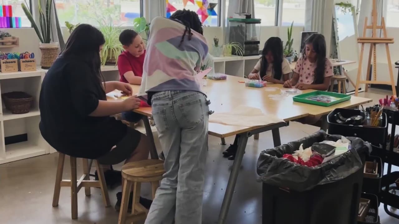 Padres de familia ponen manos a la obra para evitar el cierre de una escuela chárter en Phoenix