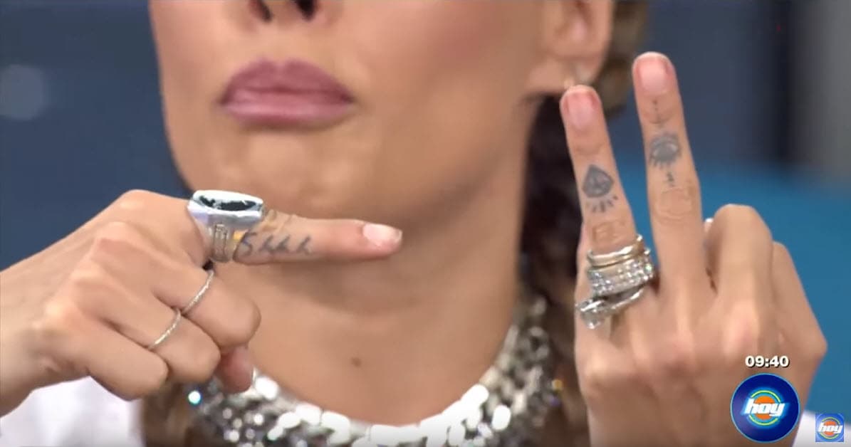 Continuó: "... Y cada quien hace de su cuerpo (mostrando su dedo índice, luego el medio, y finalmente el anular) lo que quiera. Hago así porque aquí tengo mis tatuajes y el hecho de que diga que se ven horribles".