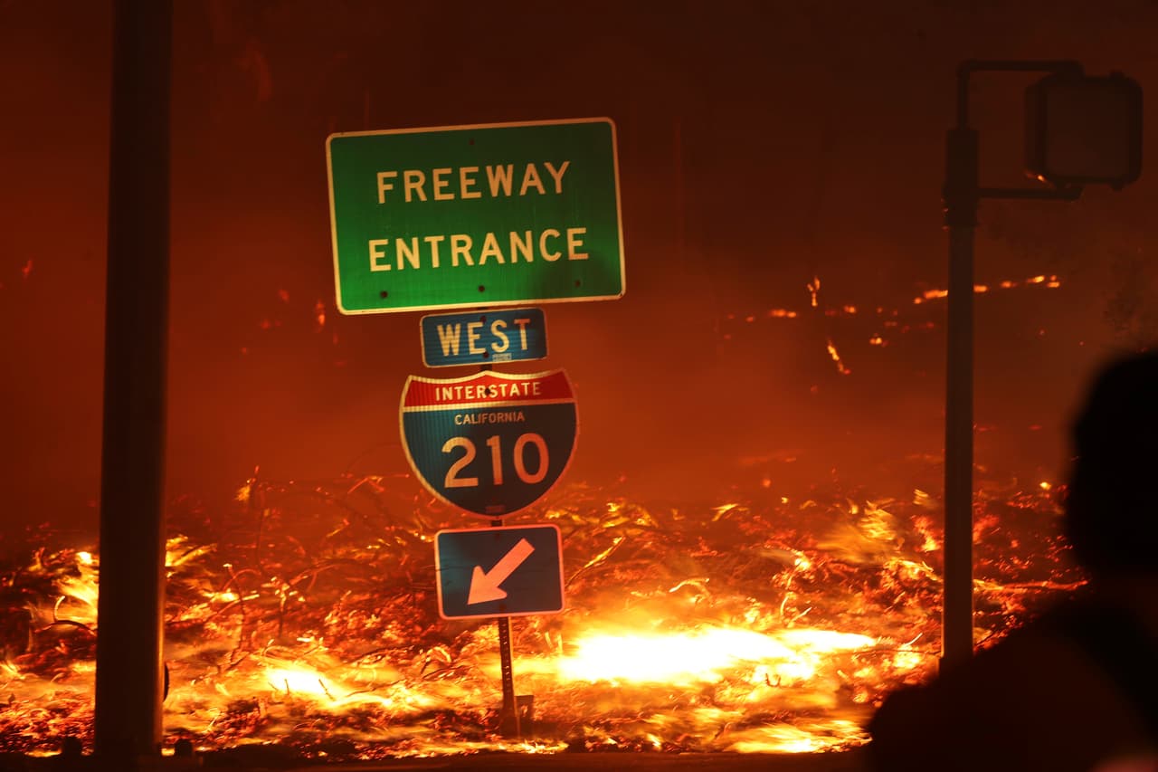 Las intensas llamas también obligaron el cierre de las principales vías en el valle de San Fernando al norte de Los Ángeles. En la imagen la entrada de la autopista 210 con dirección oeste fue bloqueada por intensos brotes fuego que se propagaron a lo largo de la vía.
