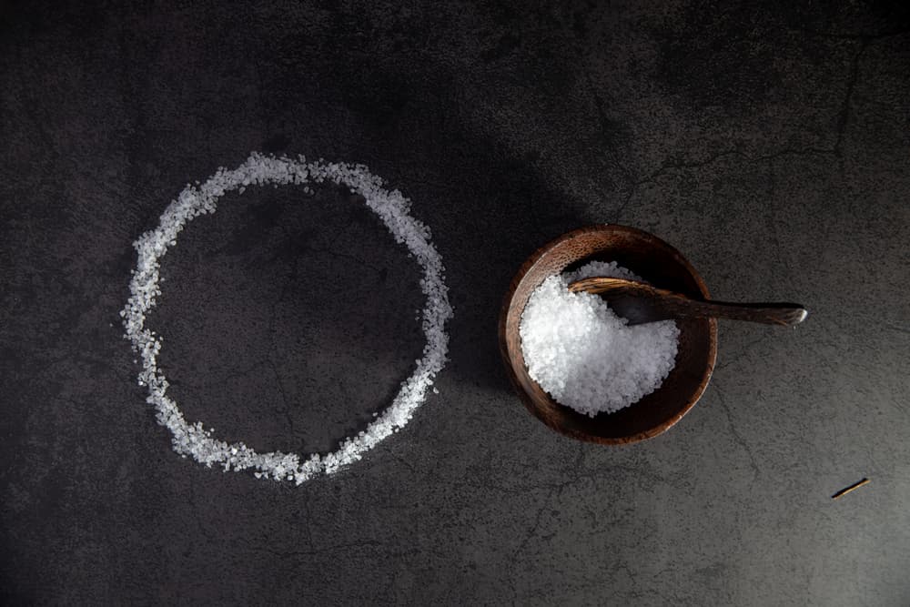 La sal es mucho más que un simple ingrediente de cocina que usamos para todo; es un elemento de la naturaleza que desde hace siglos se usa dentro de rituales y es protagonista de varios mitos y creencias. Conoce un poco de su historia y de cómo utilizarla para nuestra protección.