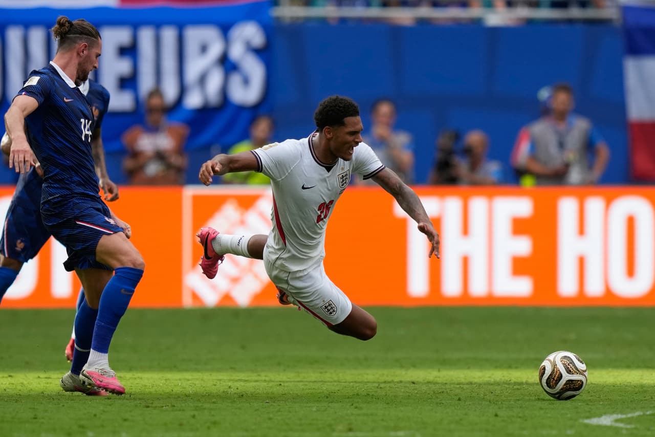 Jarell Quansah (26), de Inglaterra, cae al suelo tras un pase de Adrien Rabiot (14), de Francia, durante el partido por el tercer puesto del Mundial entre Francia e Inglaterra en Miami Gardens, Florida, el sábado 18 de julio de 2026.