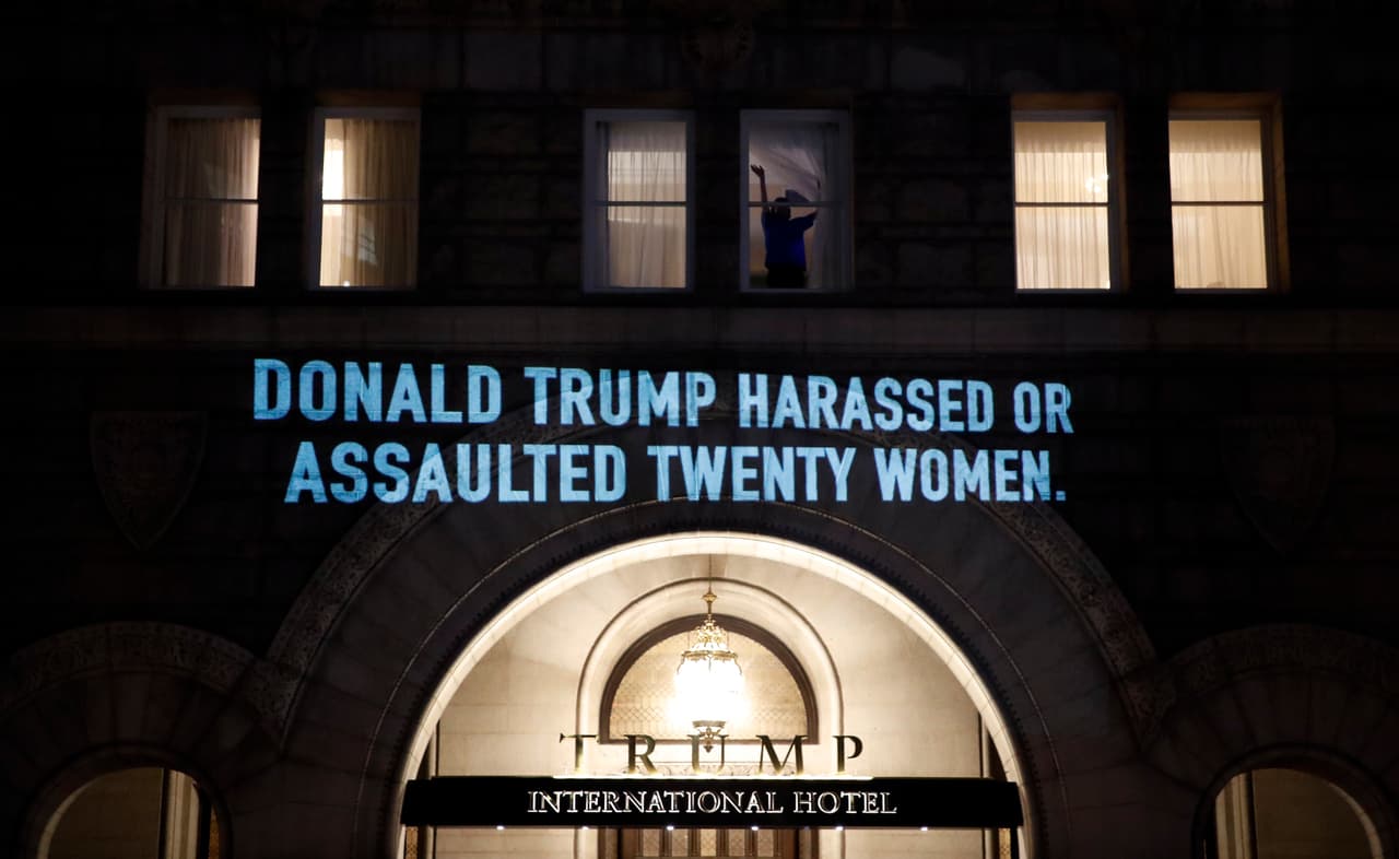 “Donald Trump acosó o agredió a veinte mujeres”, se lee en inglés en un mensaje de protesta contra el presidente proyectado sobre la fachada del hotel Trump en Washington. El establecimiento, propiedad de Donald Trump, está a unas cuadras del Capitolio, donde se celebrará el discurso del Estado de la Unión.