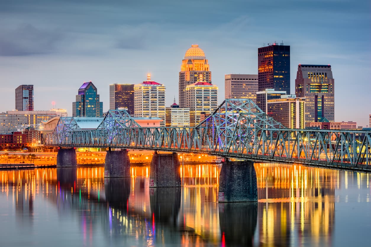 <b>Puesto 7 de las ciudades con rentas más baratas | Louisville, Kentucky</b>
<br>
<br>La renta media de un apartamento tipo estudio y de 1 y 2 dormitorios era de
<b>$1,200</b> en febrero pasado. Eso significa que una persona, en promedio, gasta 23% de su salario en ello.