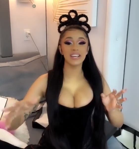 Feliz de la vida, Cardi B, también usó su Instagram Storie para comentar que estába grabado un video junto a sus amigos y además presumió los regalitos que DJ Snake le regaló a su baby Kullture.