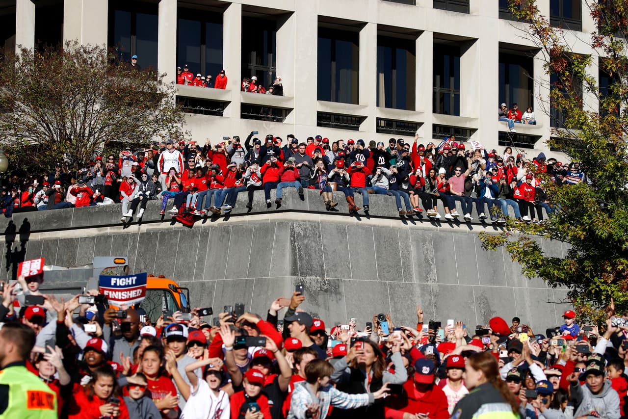 Para quienes no pudieron estar cerca del borde de la calle para celebrar a los campeones,
<b>fueron dispuestas ocho pantallas gigantes a lo largo del recorrido</b> entre las avenidas Pennsylvania y Constitución. Para la 1:00pm, casi toda la calle estaba repleta de personas vestidas de rojo, el color de su equipo.