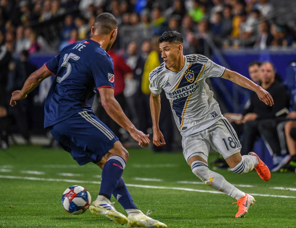 El mexicano Uriel Antuna (derecho) fue titular y sustituido para el segundo tiempo, al parecer por una lesión en uno de sus hombros.