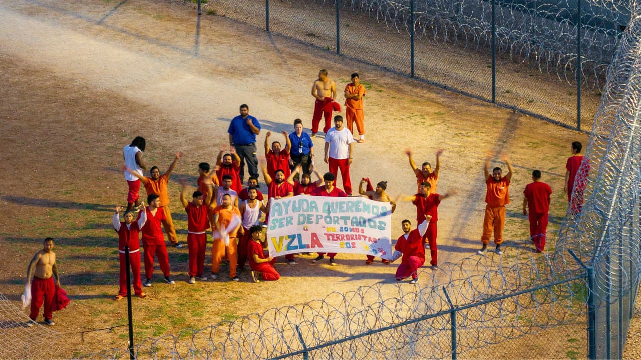 <h3 class="cms-H3-H3">¿Qué pasó y dónde? </h3>
<br>La madrugada del 26 de abril,
<b> al menos 23 hombres que el gobierno federal vincula con el grupo criminal venezolano Tren de Aragua</b> se atrincheraron en su unidad dentro del centro de detención Bluebonnet, en Anson, Texas.
<br>
<br>Supuestamente c
<b>ubrieron cámaras de vigilancia, bloquearon puertas con literas, taparon ventanas y colapsaron los baños para inundar el área</b>, según reportes oficiales. Durante varias horas,
<b> ignoraron las órdenes de los agentes del Servicio de Inmigración y Control de Aduanas (ICE)</b>, y amenazaron con tomar rehenes. Las autoridades federales lo califican como un acto peligroso por parte de supuestos miembros de una organización
<b>que describen como “una amenaza terrorista extranjera”.</b>