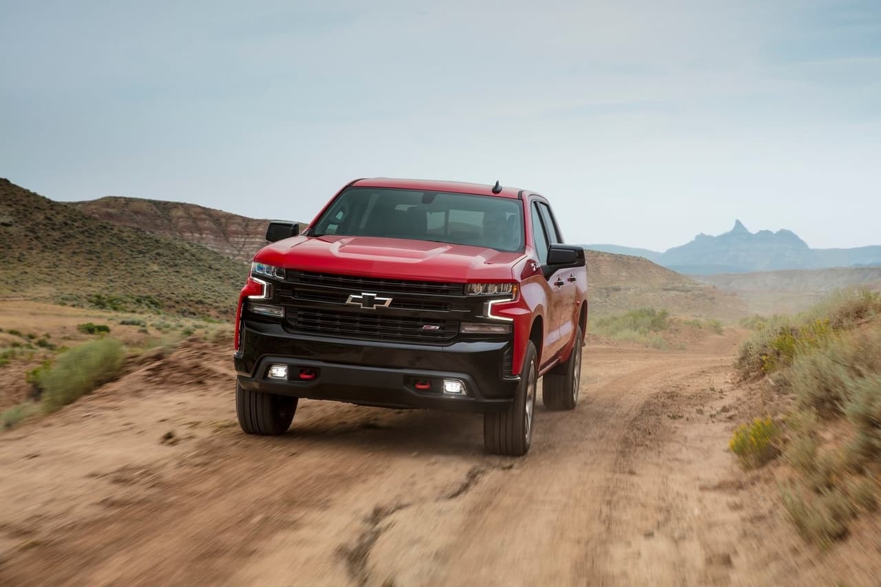 <h3 class="cms-H3-H3"><b>Pickup con motor diésel - Chevrolet Silverado 1500 Diesel 2021</b></h3>
<br>
<br>
<b>Versión más eficiente: </b>6 cilindros en línea de 3.0 litros, transmisión automática de 10 velocidades, RWD
<br>
<br>
<b>Economía de combustible:</b> 27 mpg combinado (23 mpg en ciudad / 33 mpg en carretera)
<br>
<br>
<b>Precio inicial: </b>44,085 dólares
<br>
<br>
<b>Capacidad de remolque: </b>9,500 libras
<br>
<br>
<b>Capacidad de carga útil:</b> 1,870 libras