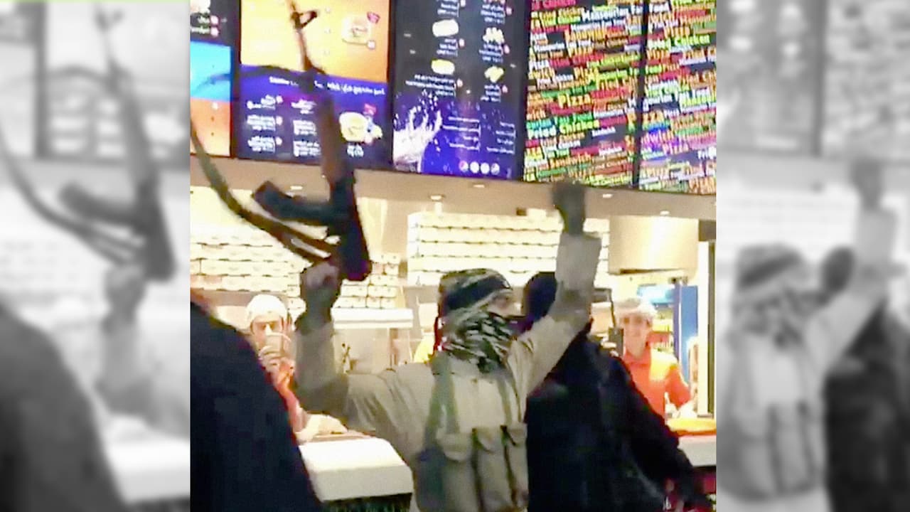 Se vistieron de terroristas para promocionar una película y agitaron a todos en un centro comercial