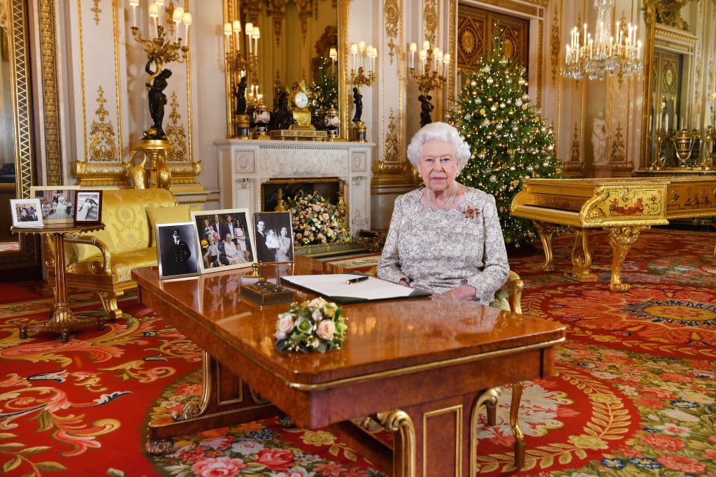 La reina Isabel II posa en el Palacio de Buckingham de Londres para una fotografía, después de grabar su mensaje anual de Navidad, este 25 de diciembre.