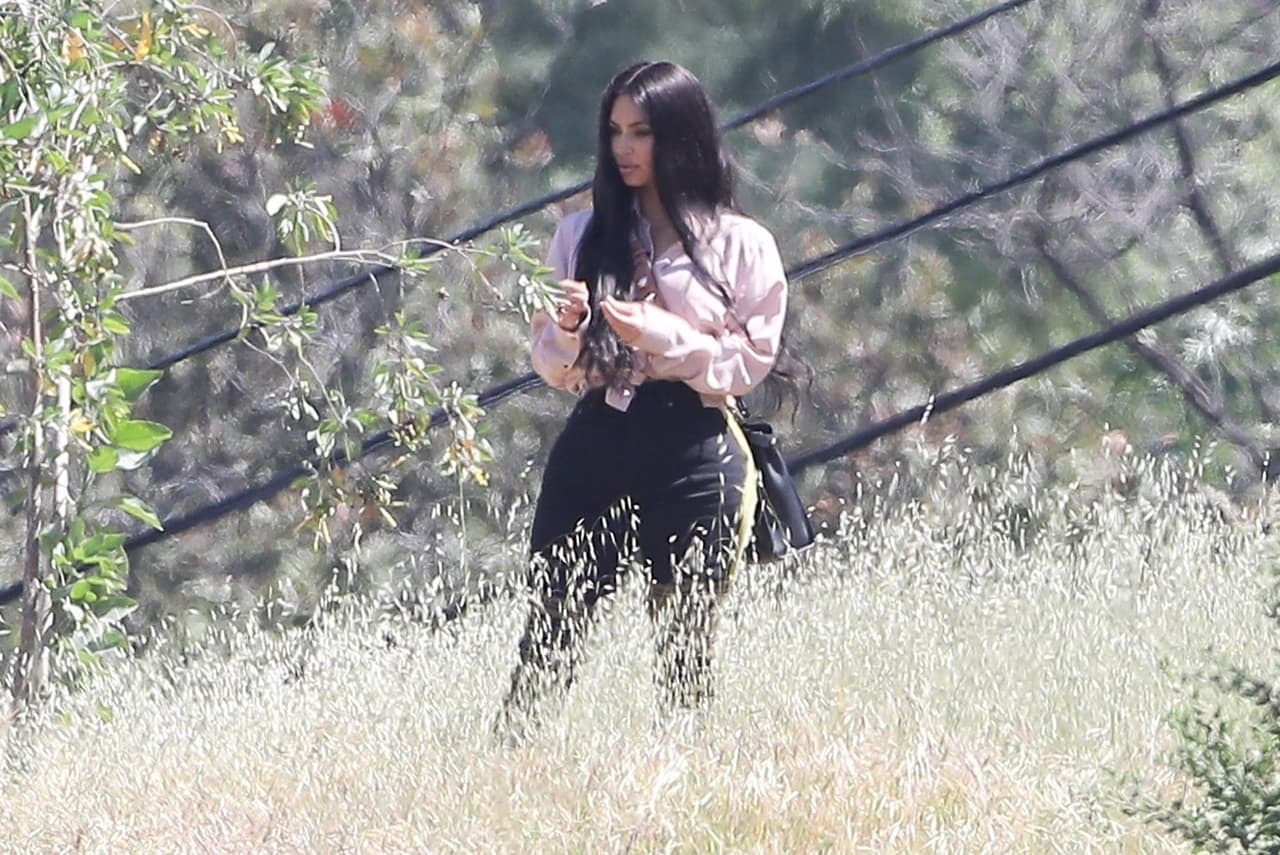 Kim Kardashian es la primera del clan Kardashian Jenner que habla sobre
<b><a href="https://www.univision.com/entretenimiento/khloe-kardashian-no-es-la-unica-rabiosa-con-tristan-thompson-sus-fans-se-lo-acaban-con-los-peores-insultos">el escándalo de infidelidades que vivió Khloé Kardashian</a></b> dos días antes de dar a luz.