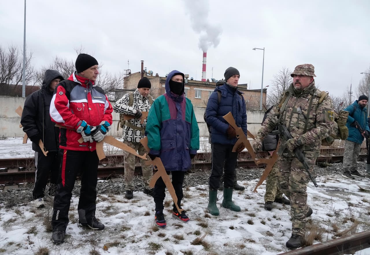 Algunos de los civiles que participan en los grupos de defensa no llevan uniforme, como se muestra en la imagen. 
<b>Algunos llevan un distintivo amarillo en un brazo para identificarlos como soldados voluntarios. </b>