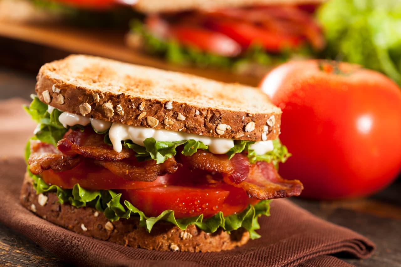 <b>Sándwich BLT:</b> una combinación que ha probado su éxito en cocinas caseras y de restaurantes. Tres palabras mágicas: tocino, lechuga y tomate. Agrega mayonesa al gusto y verás que nada puede salir mal.