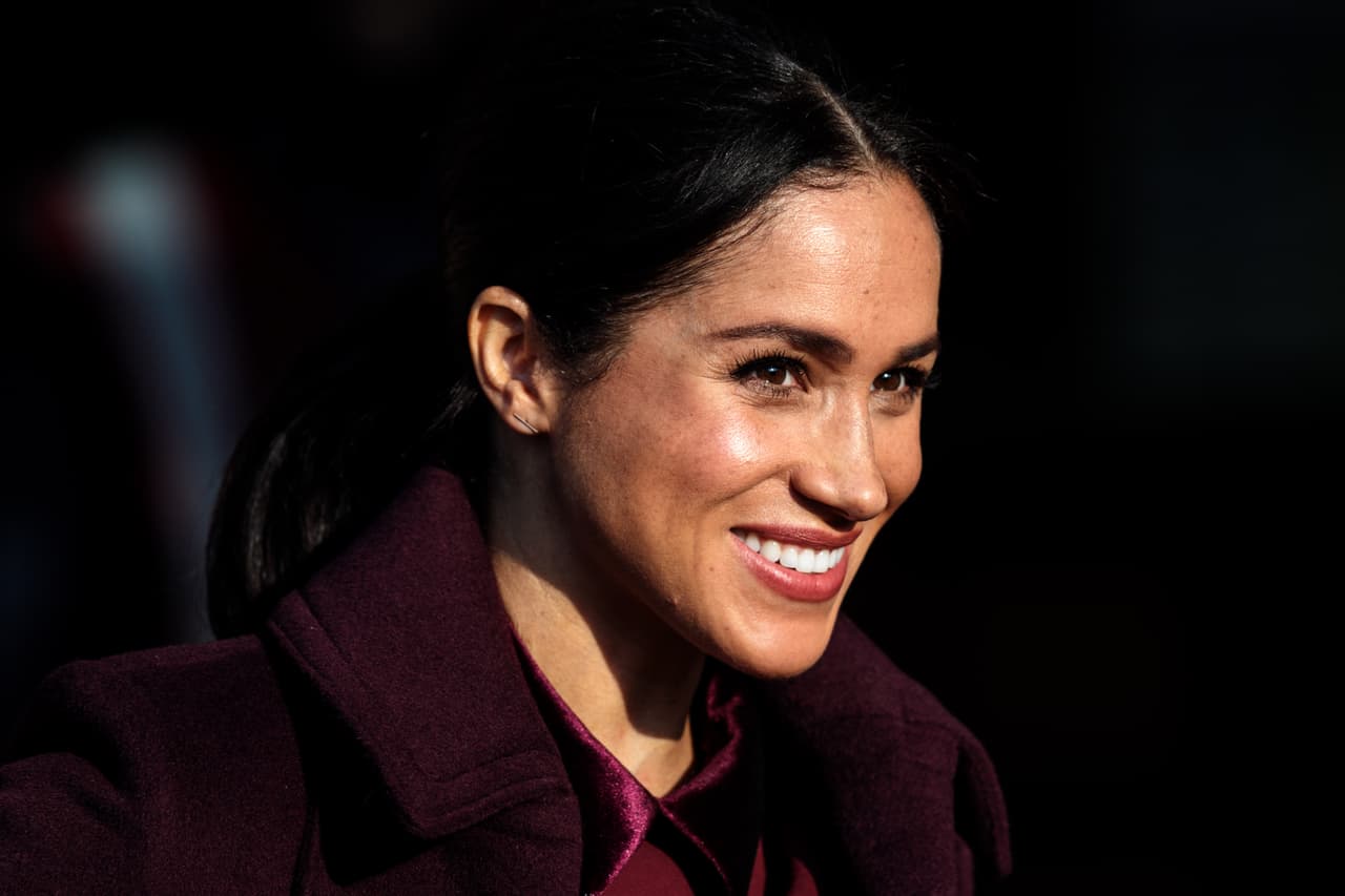 Precisamente este lunes, una fuente de 'Vanity Fair' alegó que Meghan Markle no estaba leyendo los titulares en los que la mencionan porque no quiere allegar a su vida energía negativa. ¿Será que alguien le hace llegar
<b>el consejo de <a href="https://www.univision.com/noticias/entrevistas/una-persona-comun-en-un-camino-extraordinario-michelle-obama-habla-con-univision-sobre-su-libro-becoming">Michelle Obama</a></b>?