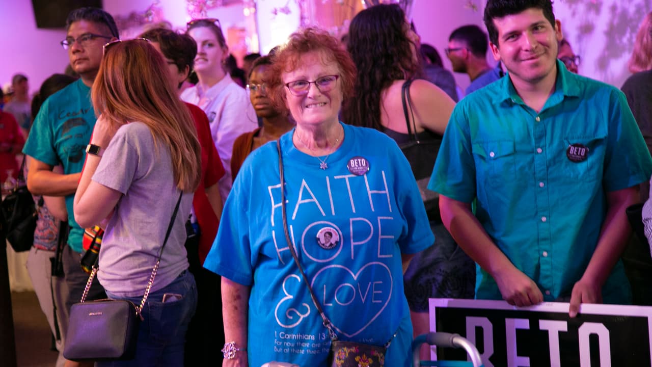 La mujer de azul esperaba en la fila para que O'Rourke le firmara su camiseta. Al final lo logró y se fue feliz a casa.