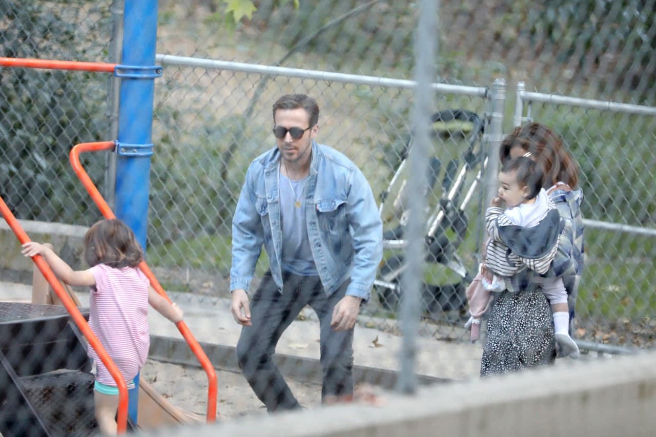 Mientras la pequela Esmeralda jugaba, Eva tenía a Amada en brazos.