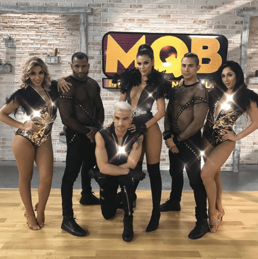 Instantes antes de salir al escenario, Ana Patricia compartía esta imagen muy bien acompañada de su cuerpo de baile.