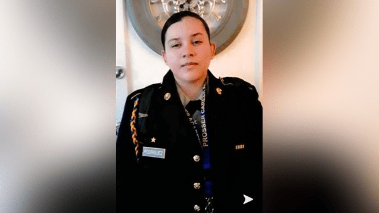 Desaparece adolescente hispana de 16 años en Chicago con uniforme de escuela militar