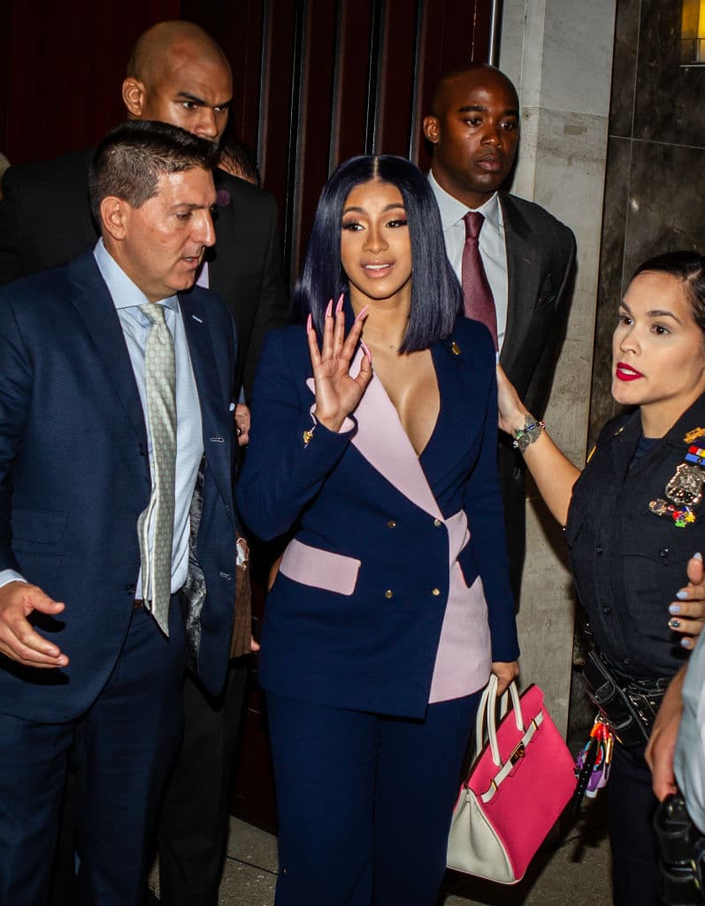 Poco después, la propia
<b>Cardi B </b>publicó otro video en sus redes sociales disculpándose con la reportera y reconoció que ella solo buscaba hacer su trabajo con respeto.