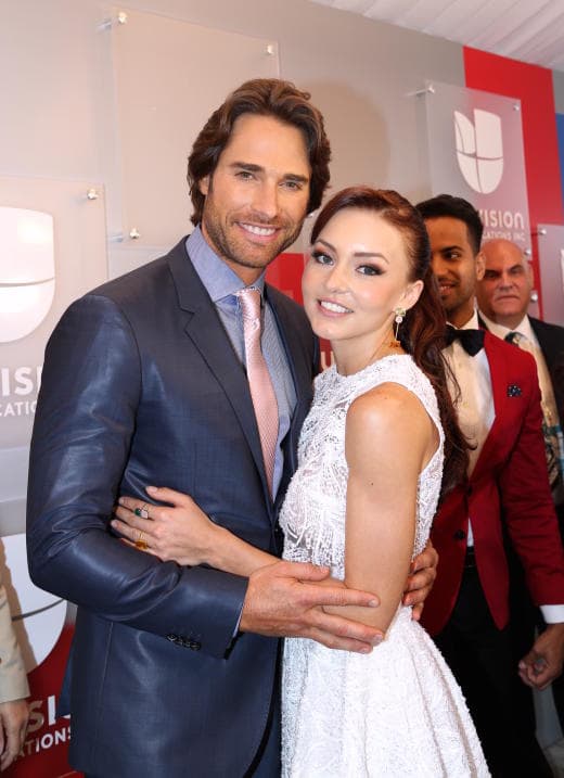 Sus fanáticos esperaban que la siguiente telenovela que hicieran fuera juntos, pero esto no sucedió así, hace unos días se anunció a la pareja protagónica de 
<b><a href="http://www.univision.com/temas/sebastian-rulli">Sebastián</a></b> en 'Papá a toda madre'.