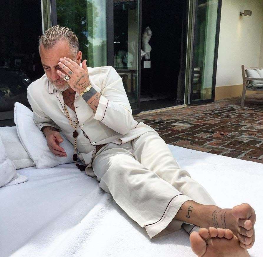 Aquí, como si estuviera recién levantado.