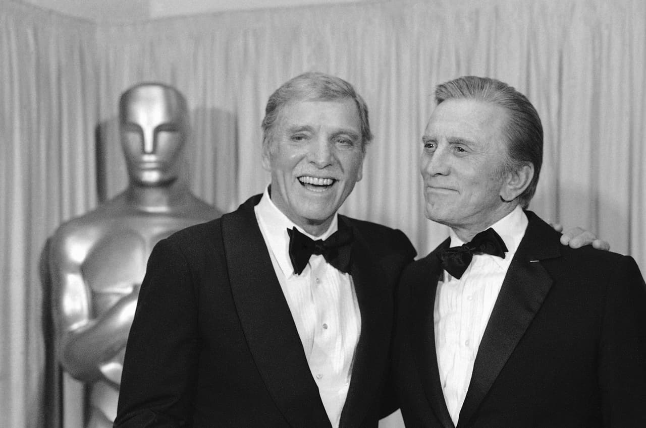 Douglas fue un gran amigo del también actor y productor Burt Lancaster (en esta foto de 1985) y trabajó con algunos de los más reconocidos directores de cine, desde Stanley Kubrick hasta Joseph Mankiewicz, Vincente Minnelli, Otto Preminger y Elia Kazan. Él mismo dirigió y produjo algunas películas.