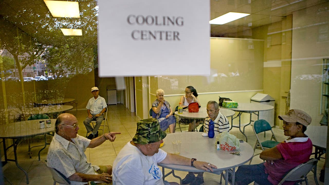 Para localizar más centros de enfriamiento en el Condado de Pima puede
<a href="https://www.pima.gov/2307/Cooling-Centers" target="_blank">visitar este enlace</a>.