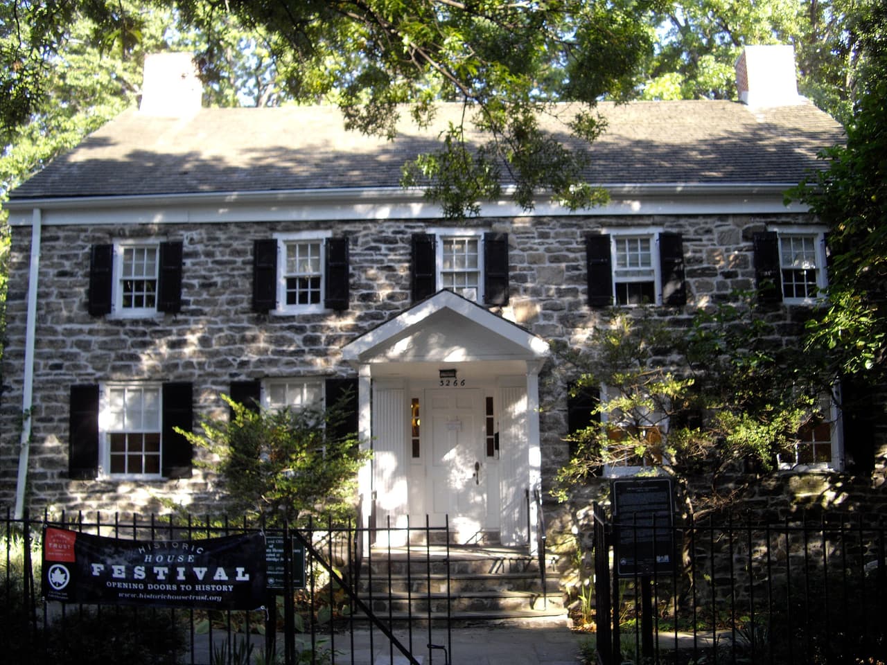 <b>Valentine-Varian House (Bronx, 1758)</b>
<br>
<br>Este es otro de los sitios más antiguos de El Bronx. Fue donado a la Sociedad Histórica del condado en 1965 y ahora es el hogar del Museo de Historia de El Bronx.